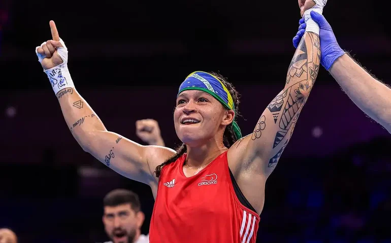 Bia Ferreira derrota argentina e é campeã mundial no boxe profissional
