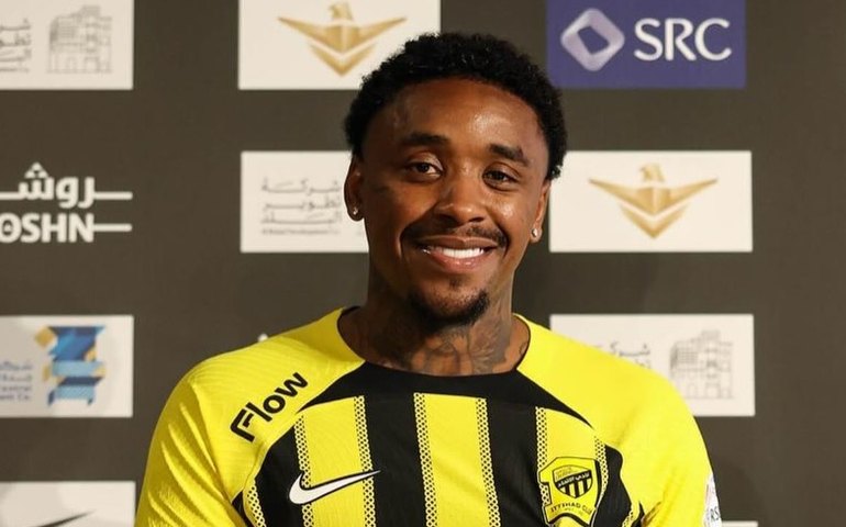 Atacante critica técnico holandês após ser descartado da seleção por jogar na Arábia Saudita