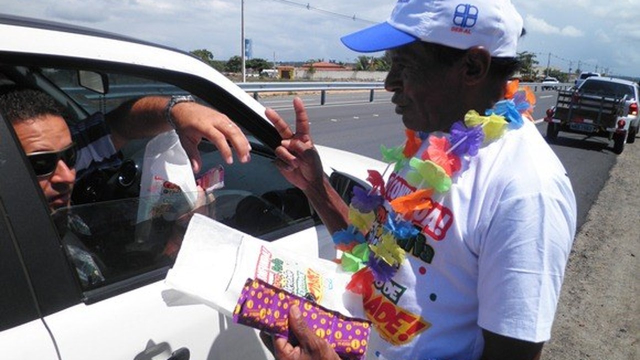 DER realiza blitze educativas durante as prévias carnavalescas