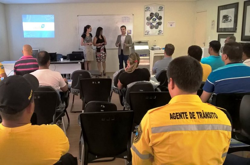 Agentes de trânsito participam de treinamento sobre Zona Azul