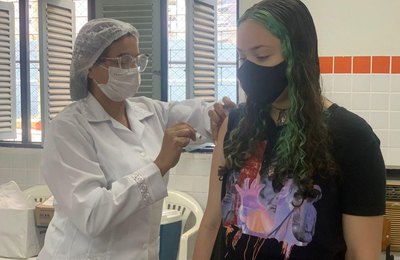 Saúde segue com vacinação em escolas e associações de moradores da capital