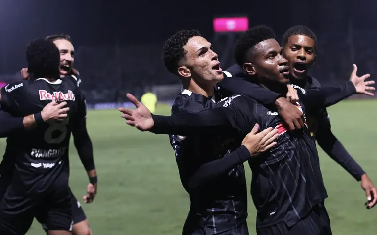 Camisa nova do Bragantino não agrada e vira alvo de memes: 'Uniforme de aquecimento'