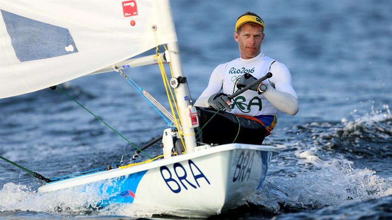 Aos 46 anos, Robert Scheidt garante vaga para sua 7ª Olimpíada e quebra recorde