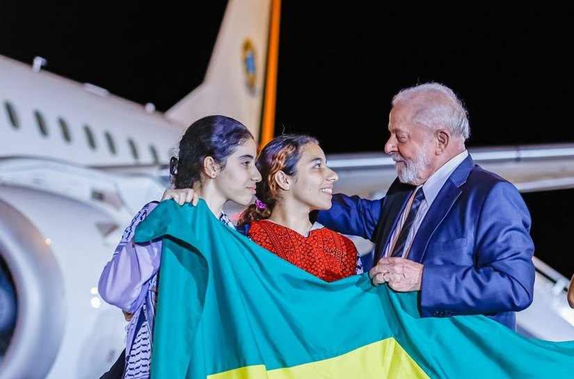 Presidente recebe 32 repatriados de Gaza na chegada a Brasília: