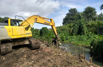 Slum inicia limpeza de canal no Flexal de Baixo, em Bebedouro