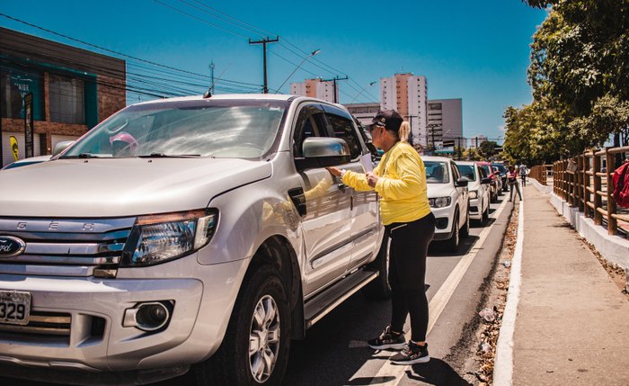 Panfletagem alerta motoristas sobre remoção de passarela no Canaã