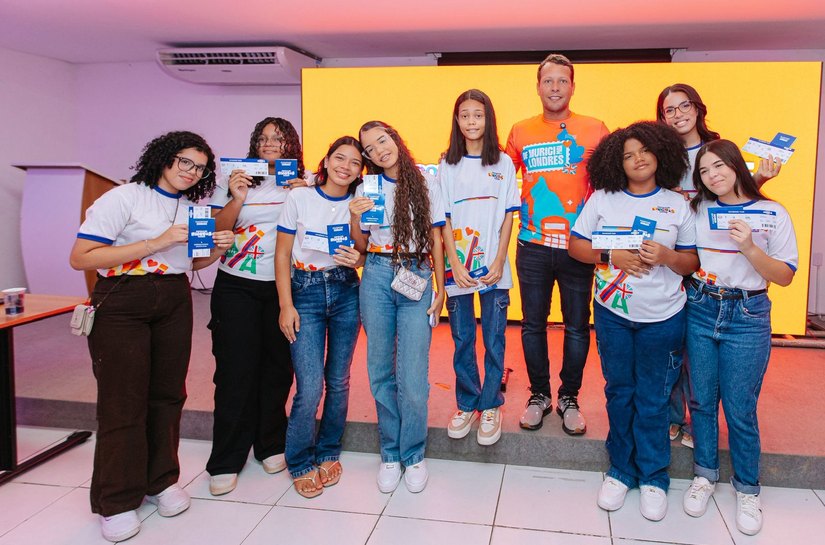 Hora de voar: Prefeito Remi Filho anuncia nova turma para intercâmbio em Londres