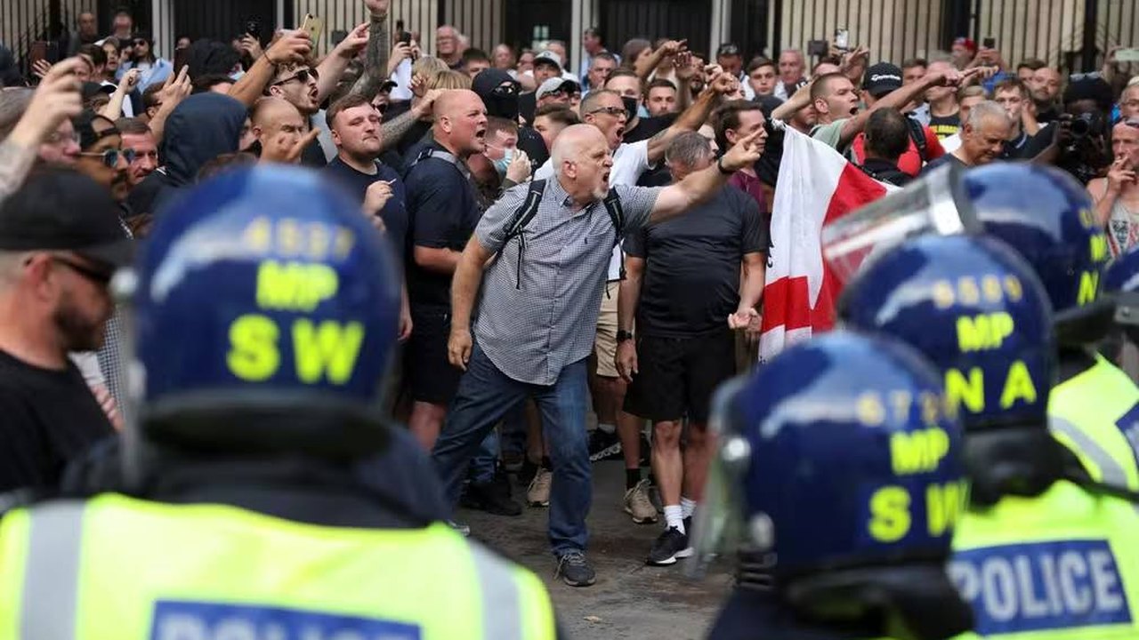 Em meio a protestos e desinformação, Justiça britânica divulga nome de menor de idade suspeito de matar três crianças