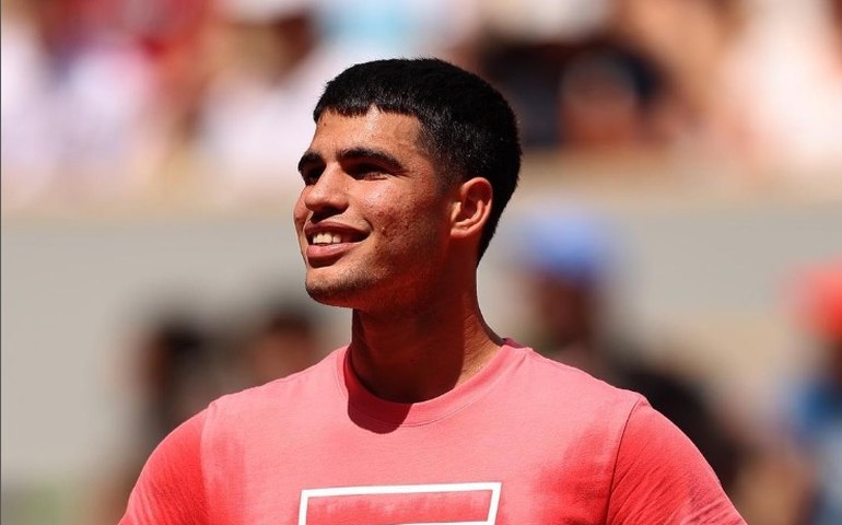 Alcaraz tem vitória tranquila na estreia em Indian Wells; Djokovic é eliminado