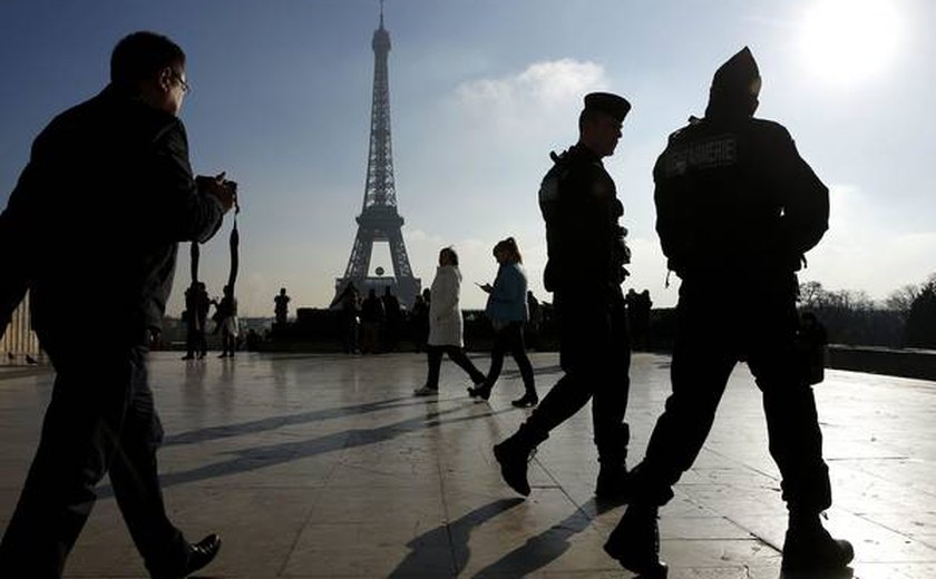França mobiliza 100 mil homens para segurança no Natal