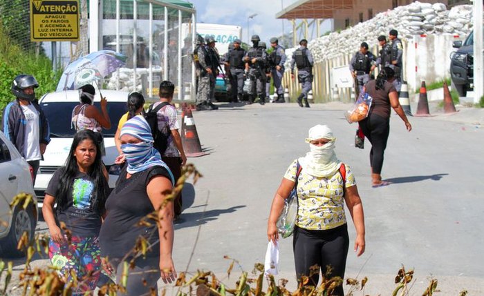 Parentes de presos bloqueiam a entrada de uma prisão em Manaus (AM)