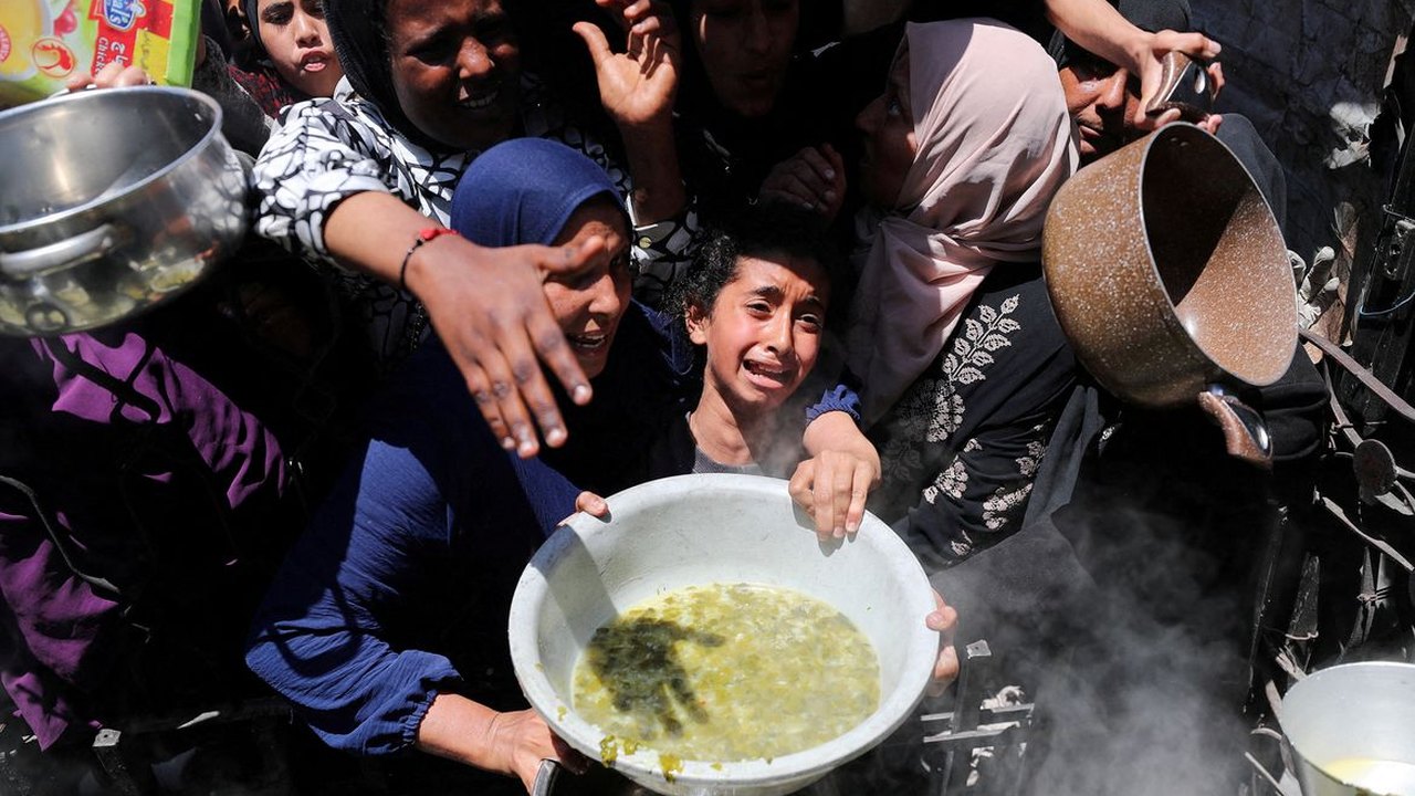 Israel abre fogo contra milhares de palestinos famintos em Gaza