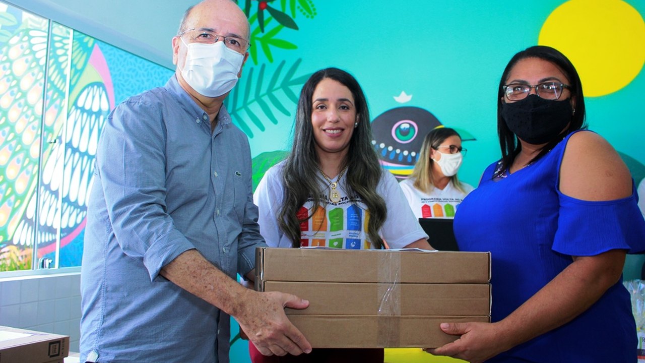 Semed Penedo distribui notebooks e orienta diretoras sobre protocolo de volta às aulas