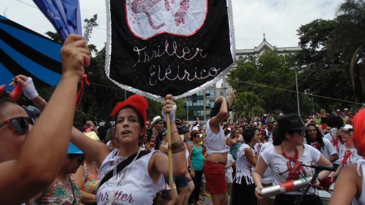 Michael Jackson, Roberto Carlos e Raul Seixas são homenageados em blocos de rua