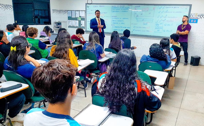 Estudantes do Ensino Médio recebem orientações sobre carreira jurídica em palestra