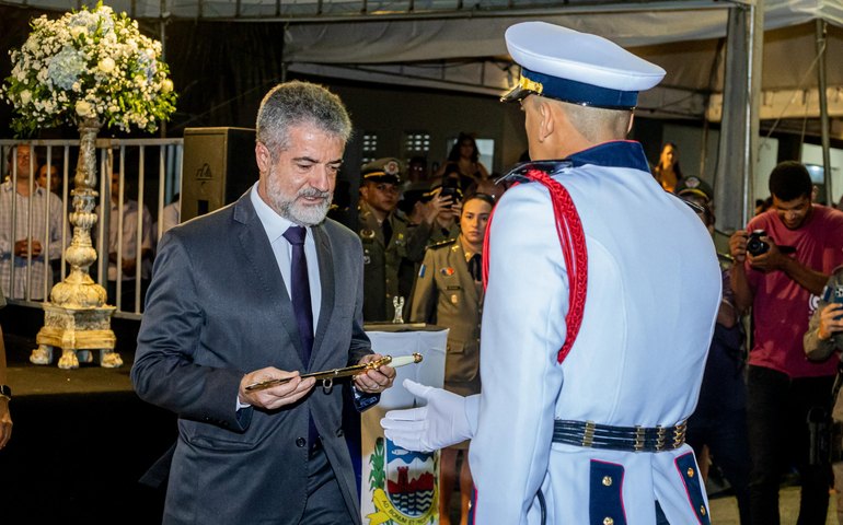 Cadetes do Curso de Formação de Oficiais da PM recebem o Espadim Tiradentes