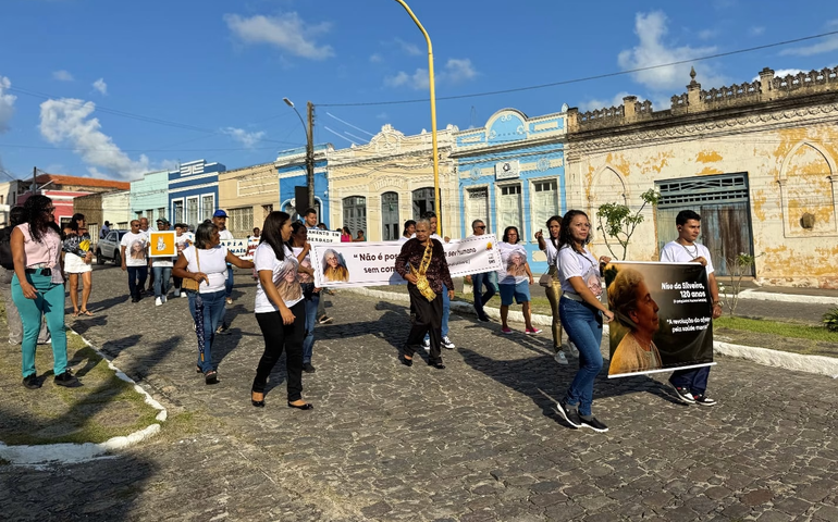 Usuários do CAPS de Penedo homenageiam a psiquiatra Nise da Silveira no Desfile 7 de Setembro