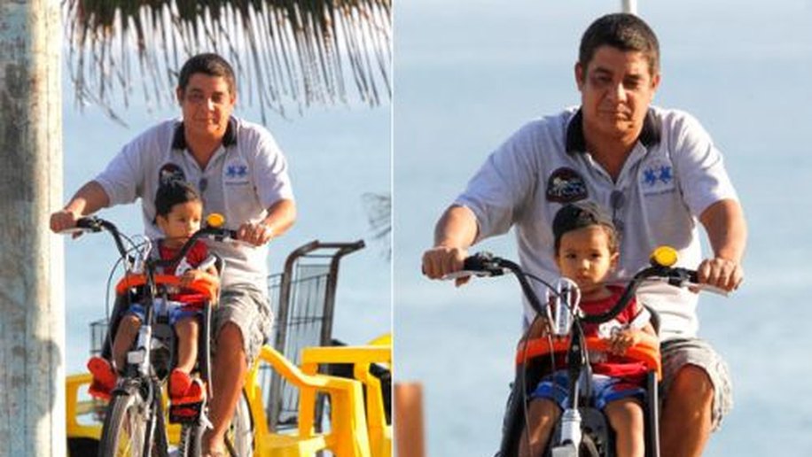 Zeca Pagodinho leva o neto para passeio de bicicleta