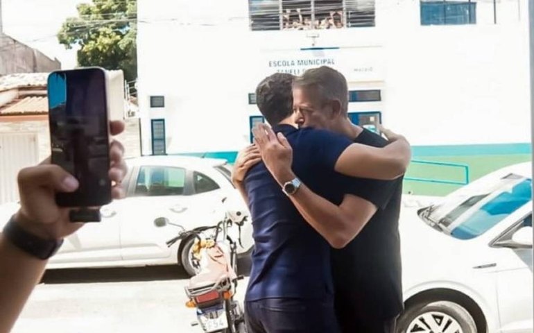 O abraço que fala: JHC se alia a Arthur e eleva tom contra ex-prefeito Rui