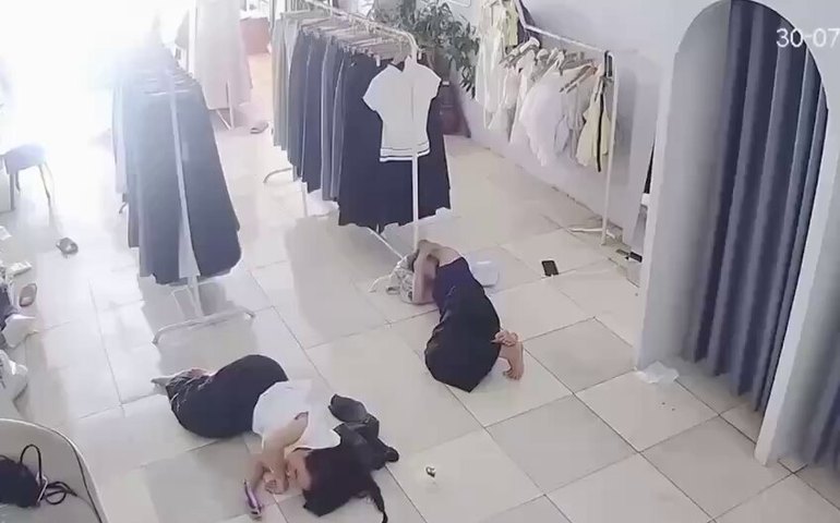 Mulher entra em pânico após rato se esconder dentro de sua calça