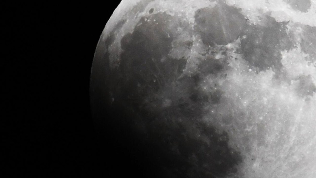 Nova cratera descoberta na Lua revela dinâmica da superfície e reforça alerta para missões futuras