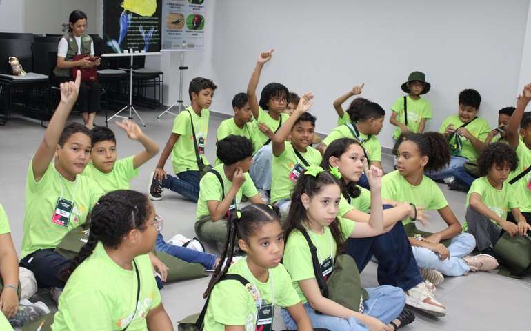 Botânicos mirins participam de exposição sobre fósseis e insetos no último encontro antes da formatura