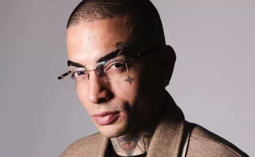 Guimê aparece fumando cigarro suspeito e dispara: “Aqui é legalizado”