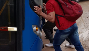 Passageiros empurram ônibus atolado na Grande Aracaju