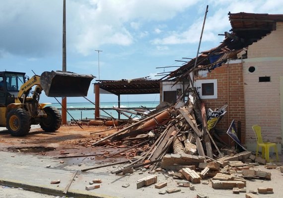 Negligência na remoção de barracas demolidas compromete recuperação ambiental na orla