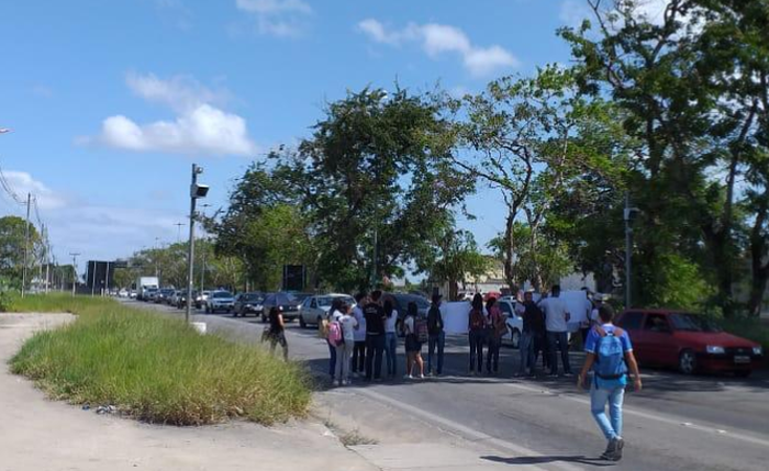 Estudantes protestam contra falta de transporte escolar, em Alagoas