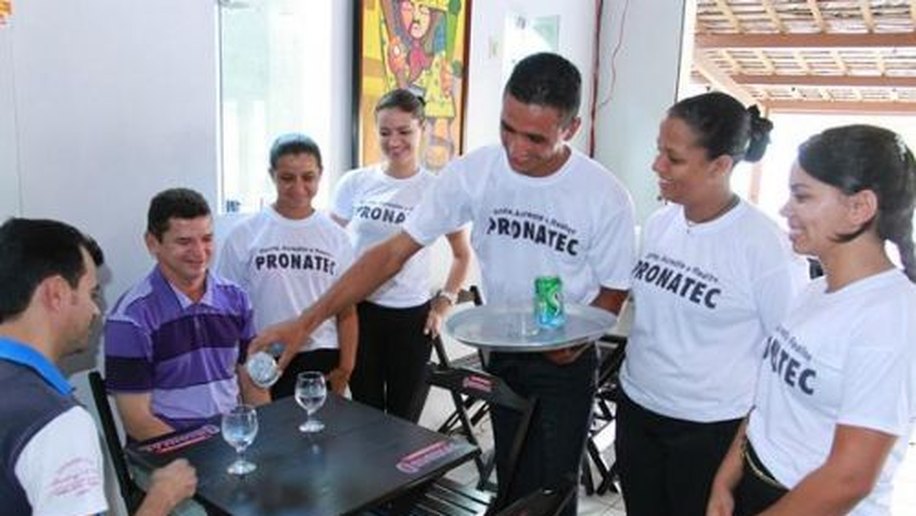 Arapiraca: curso de garçom insere alunos no mercado de trabalho