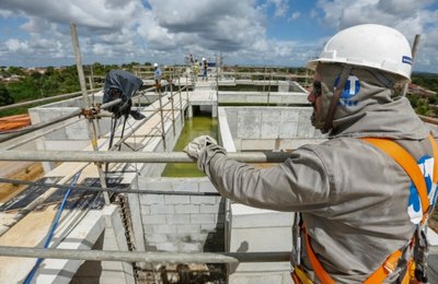 Governador visita obras de esgotamento sanitário no Benedito Bentes
