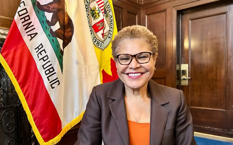 Los Angeles decreta toque de recolher no centro da cidade enquanto protestos continuam