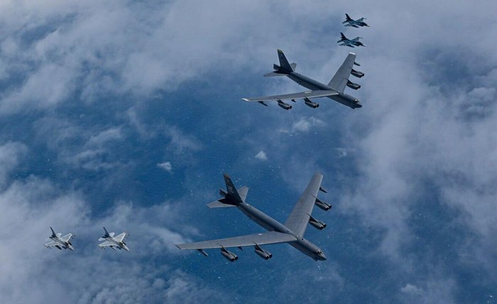 Bombardeiros B-52H dos EUA, caças KF-16 da Coreia do Sul e caças F-2 do Japão voam em formação durante um exercício aéreo conjunto