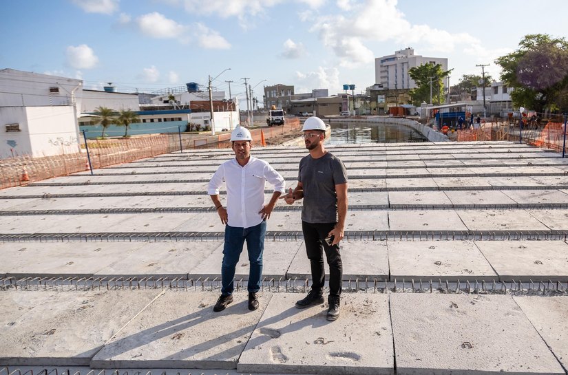 Vice-prefeito e titular da Seminfra vistoria travessia central do Riacho Salgadinho com obra 90% avançada
