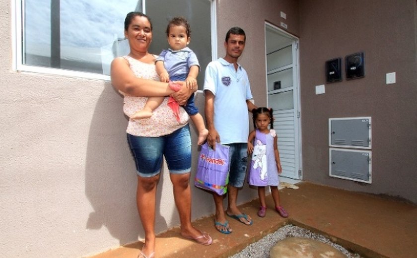 Governador Renan Filho participa da entrega de 1.200 moradias no Benedito Bentes