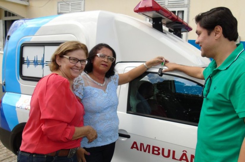 Prefeita Eliza Alves entrega ambulância à comunidade da Utinga Leão
