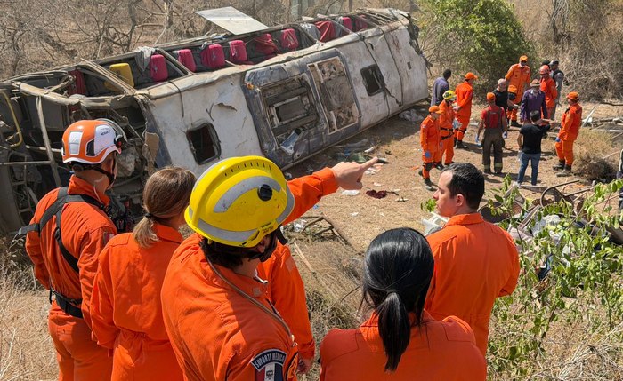 Ônibus com romeiros capota na AL-220