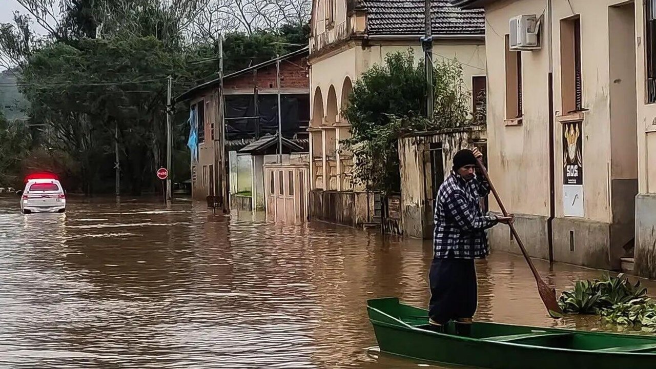 Com nova frente de chuvas, Defesa Civil pede que desalojados não retornem às casas no Rio Grande do Sul