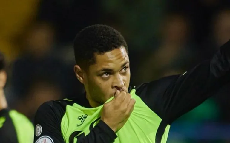 Técnico recomenda vídeos de Romário para Vitor Roque ter calma e fazer mais gols no Betis