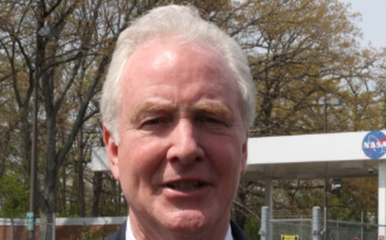 Senador democrata se reúne com imigrante deportado para El Salvador por erro do governo Trump