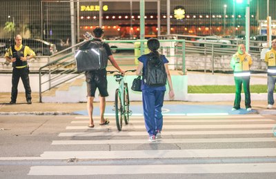 Barra de LED para piso auxilia na travessia de pedestres no bairro Mangabeiras