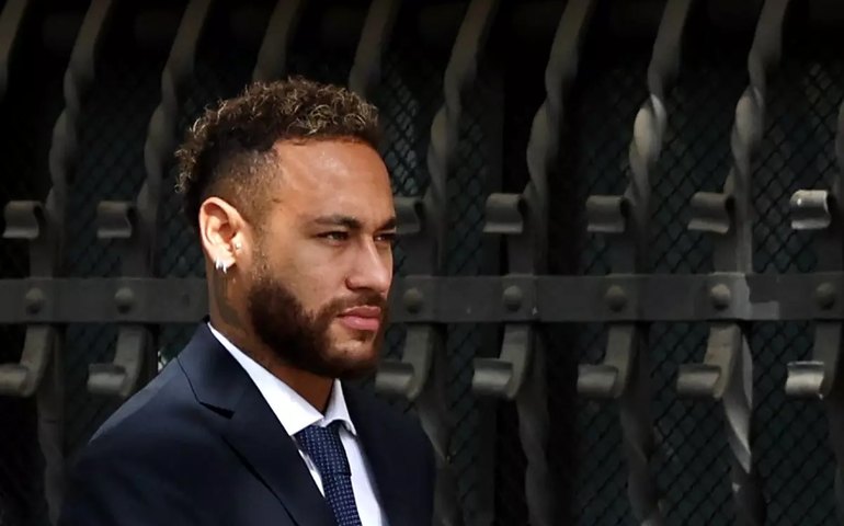 Em tribunal, Neymar diz que assinava os documentos que seu pai pedia