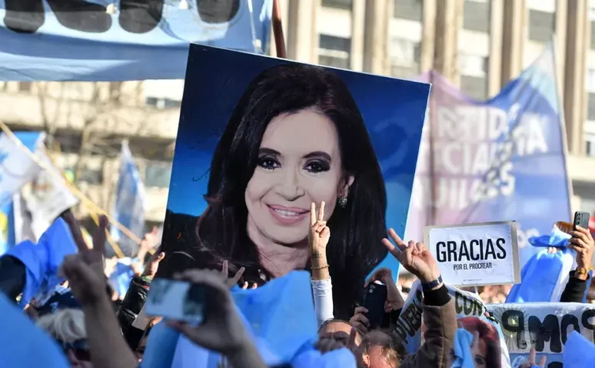 Justiça da Argentina condena Kirchner e mais 8 a pagar R$ 3 bi