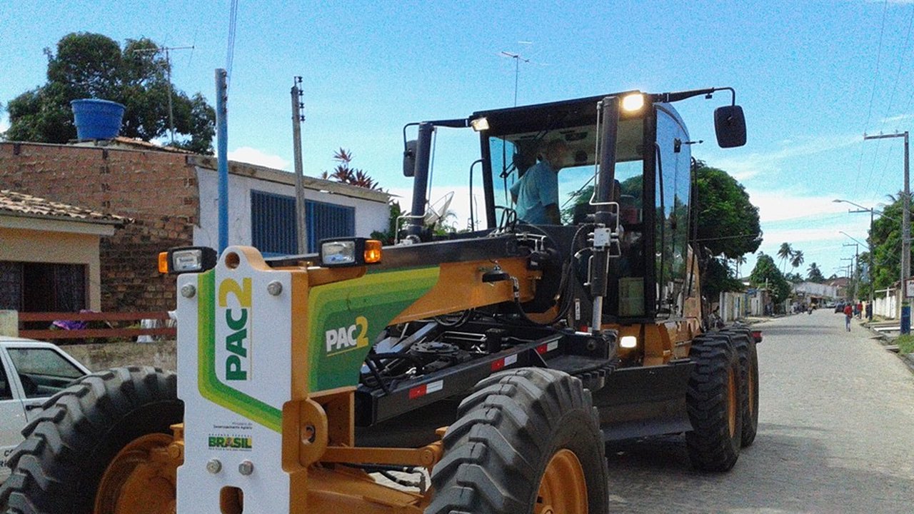 Prefeitura de Barra de Santo Antônio apresenta nova máquina patrol à população