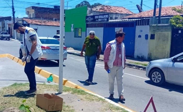 Fiscais observam o descarte irregular de seringas, ampolas e agulhas