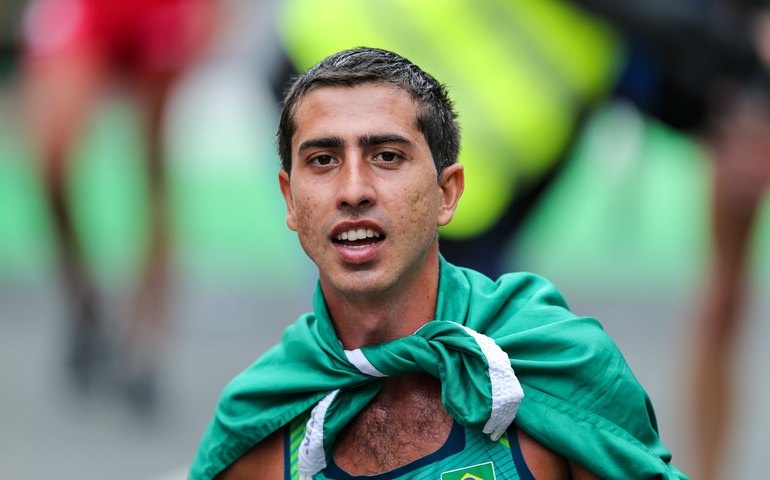 Prima de Caio Bonfim mostra reação emocionante com prata nas Olimpíadas e pista onde ele treina: 'Invistam em projetos sociais'