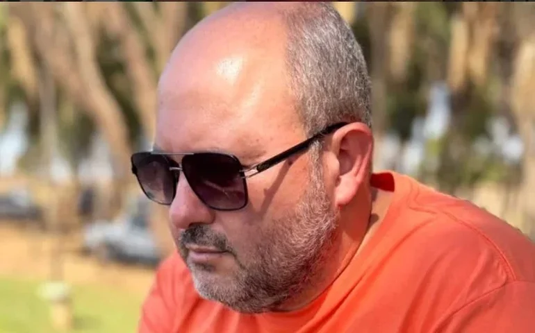 Vereador, esposa e filho morrem em colisão de carro com caminhão no interior de Goiás