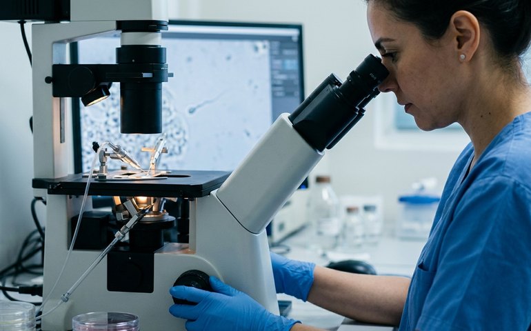 IA localiza espermatozoides 'invisíveis' e possibilita gravidez em caso raro de infertilidade