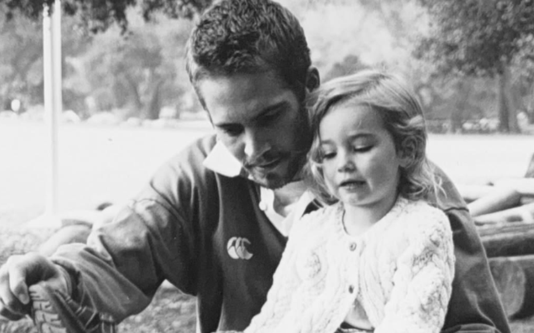 Filha de Paul Walker presta homenagem ao ator no dia em que ele completaria 52 anos